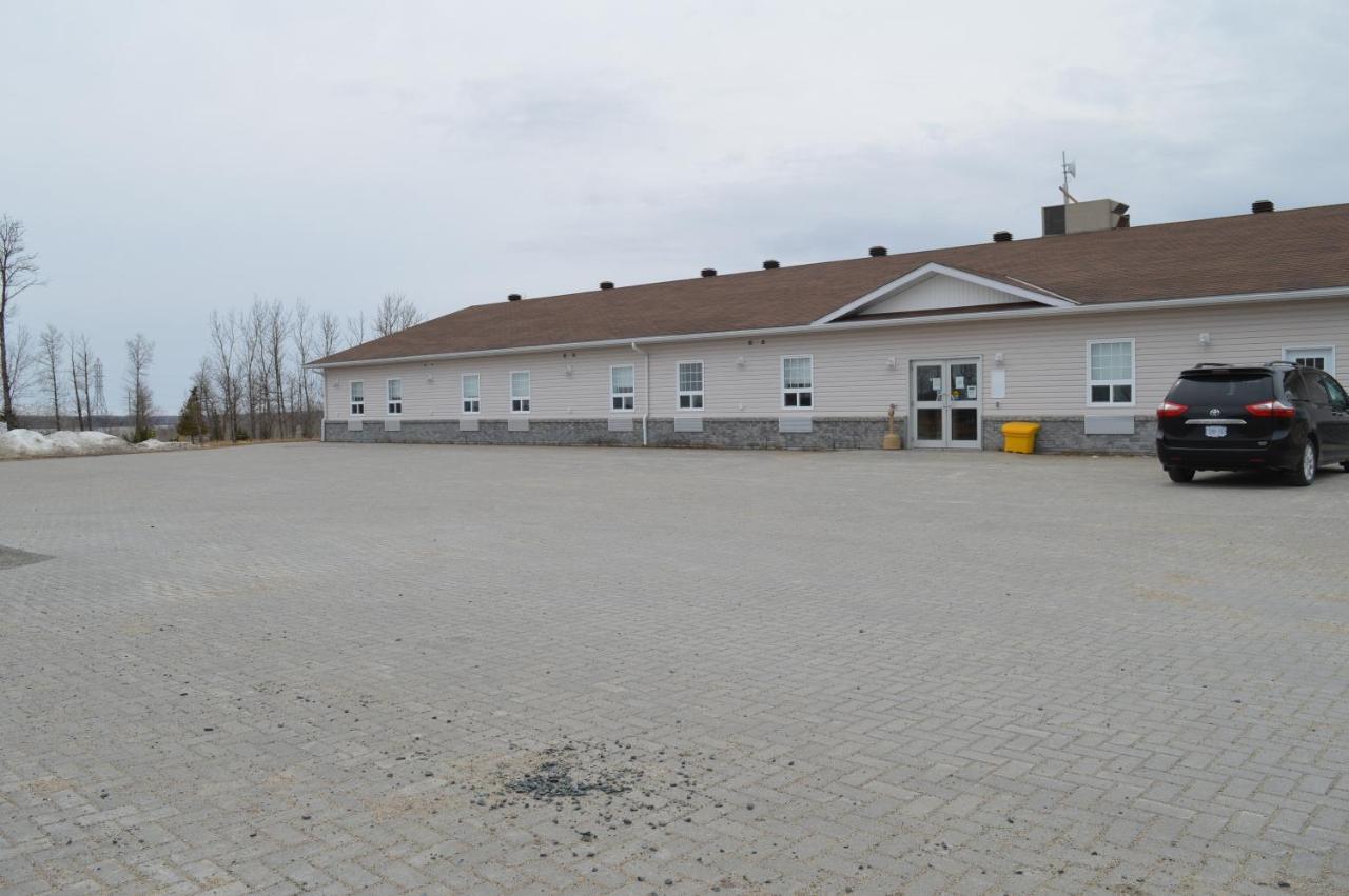 Auberge Macdonald Guest Inn Iroquois Falls Eksteriør billede